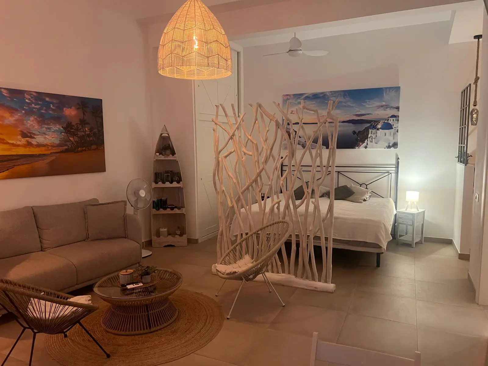 Studio Calpe Wohnraum mit Bett und warmen Lampen